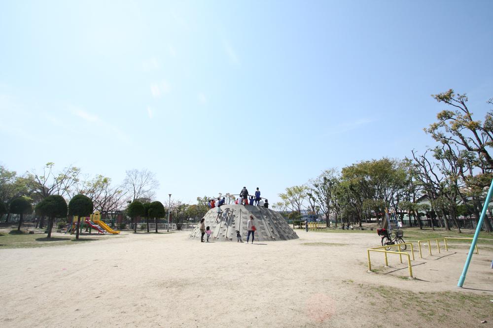 park. 1028m to Nakaishikiri park