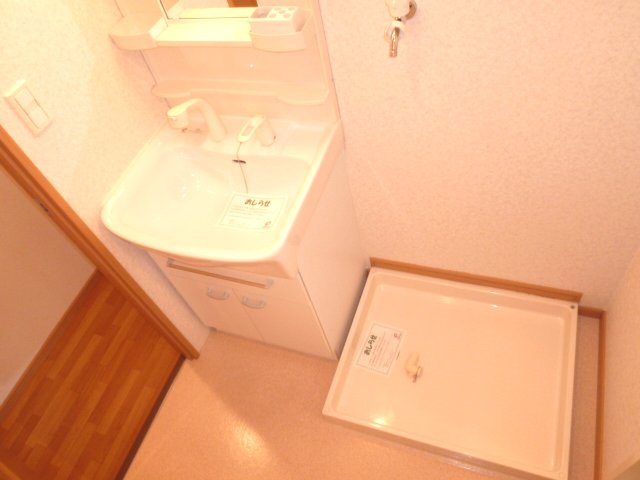 Washroom. Independent wash basin ・ The room is a laundry bread. 