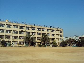 Primary school. Higashi-Osaka to Municipal Kano elementary school (elementary school) 816m