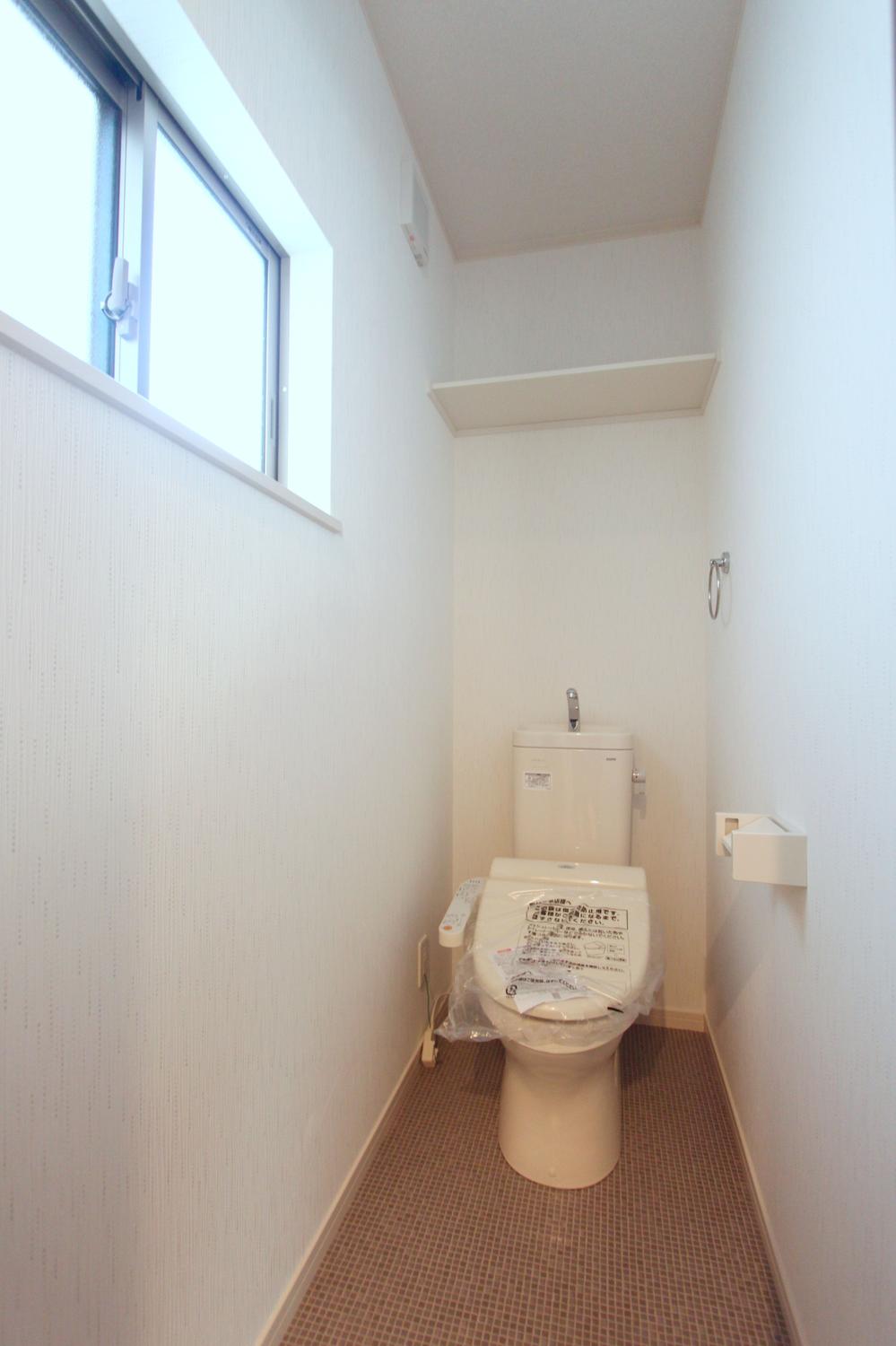 Toilet. ◆ toilet