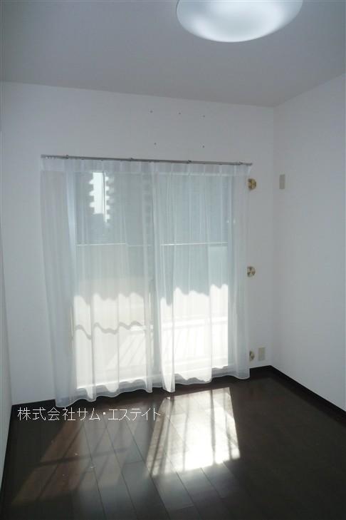 Non-living room. Western 5.1 Pledge is (south side)