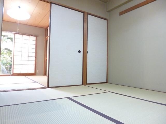 Non-living room. It is a Japanese-style room of Tsuzukiai