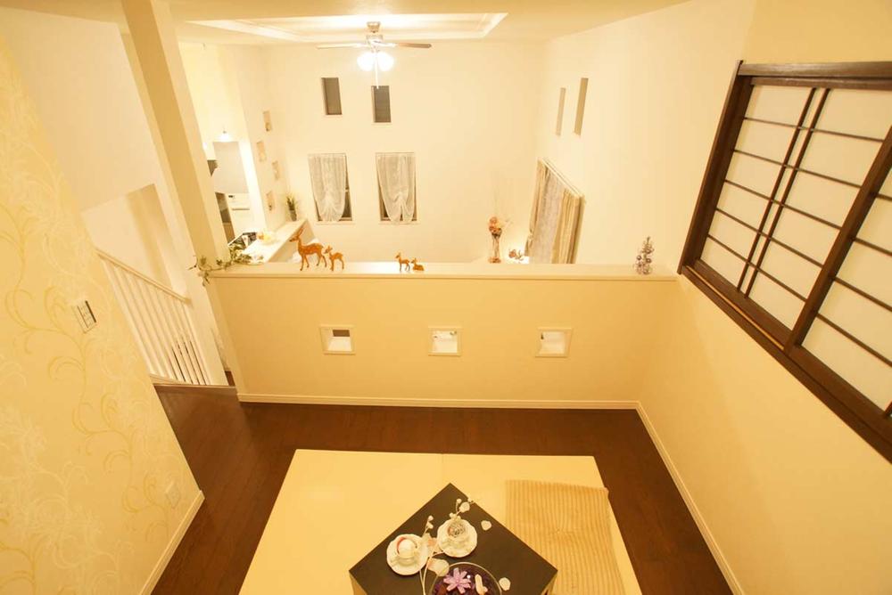 Same specifications photos (living). Orose you look at the living from the split-level home of the Japanese-style room