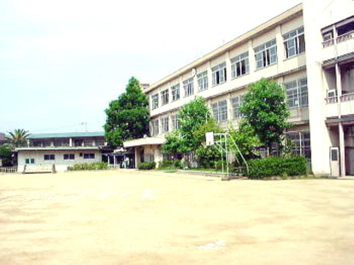 Primary school. 270m to the Higashi-Osaka Municipal Nawate North Elementary School
