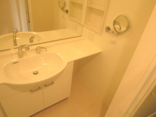 Washroom. It is a wash basin with a large 1-surface mirror. 