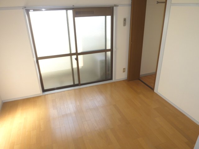 Living and room. It has been changed from the Japanese-style rooms to Western-style! 