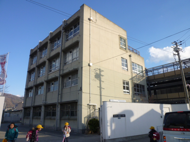 Primary school. 985m to the Higashi-Osaka Municipal Aida Minami elementary school (elementary school)
