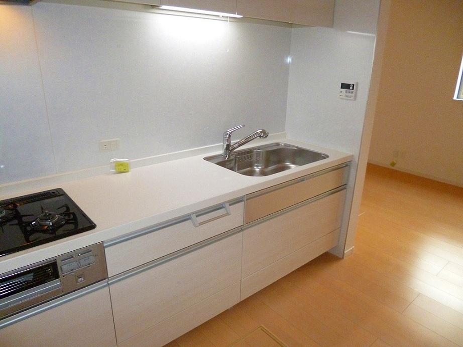 Same specifications photo (kitchen). Insert the light and wind, It is a comfortable space that will want to stay much full of sense of openness.
