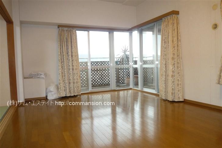 Living. Because it is sandwiched between the 11.7 Pledge living two-sided balcony of, Bright room lighting