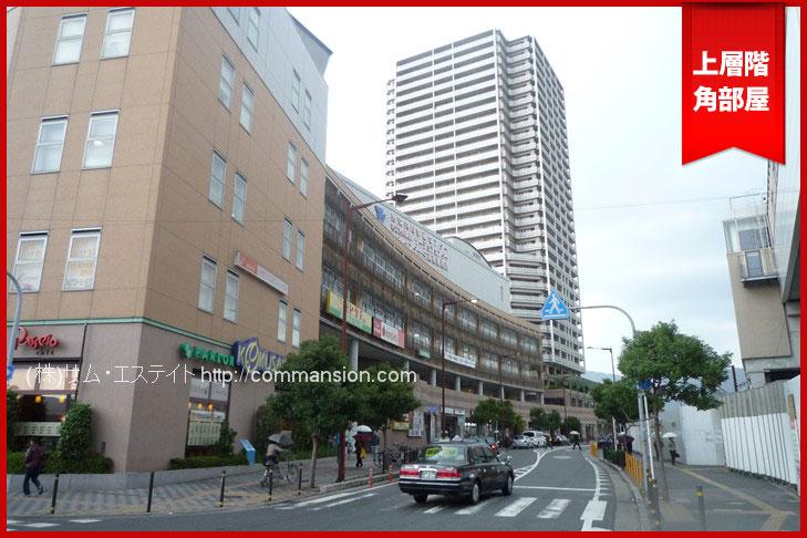 Local appearance photo. Before the Kintetsu Namba Nara Line "Wakae Iwata" station eyes! There is commercial facilities and administrative facilities in the building