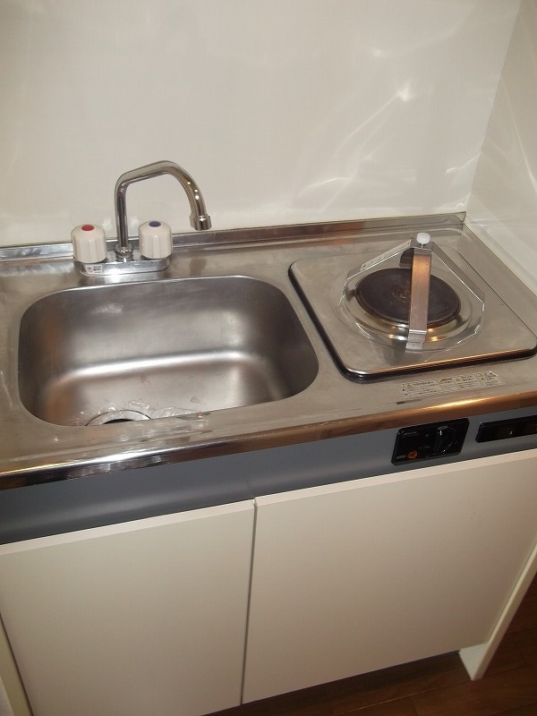 Kitchen. 1-burner electric, There is also a refrigerator storage! 