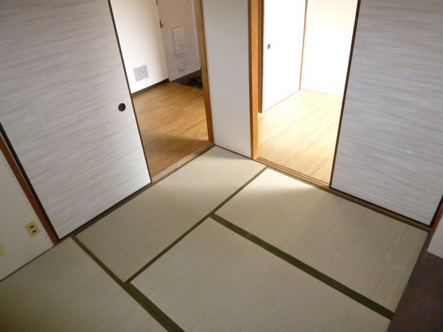 Living and room. 4.5 is the Pledge of Japanese-style room. 
