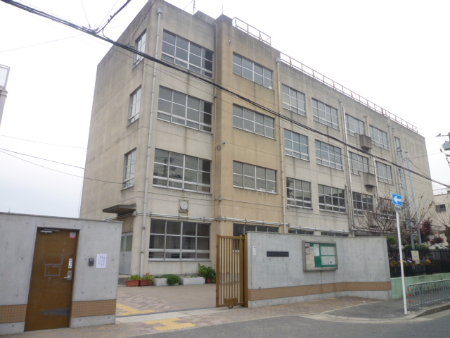 Junior high school. Higashi Osaka Municipal Takaida junior high school (junior high school) up to 488m