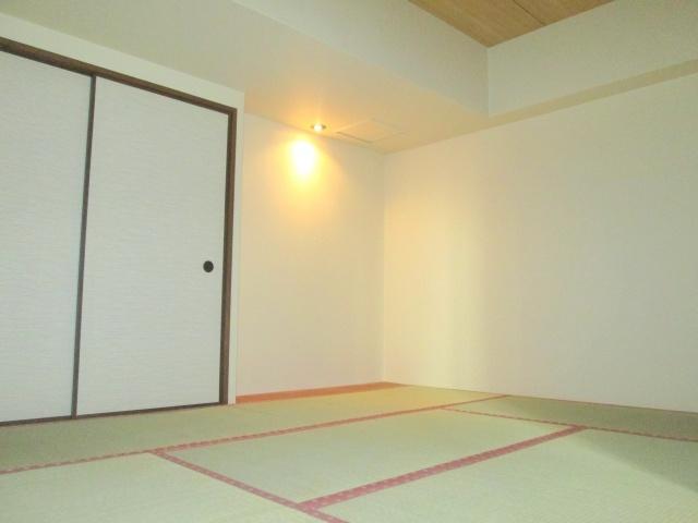Non-living room. And a good smell of tatami