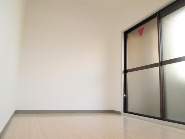 Non-living room. Each room, With storage