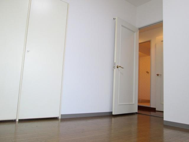 Non-living room. Western-style 2 room both to, It opens onto a balcony