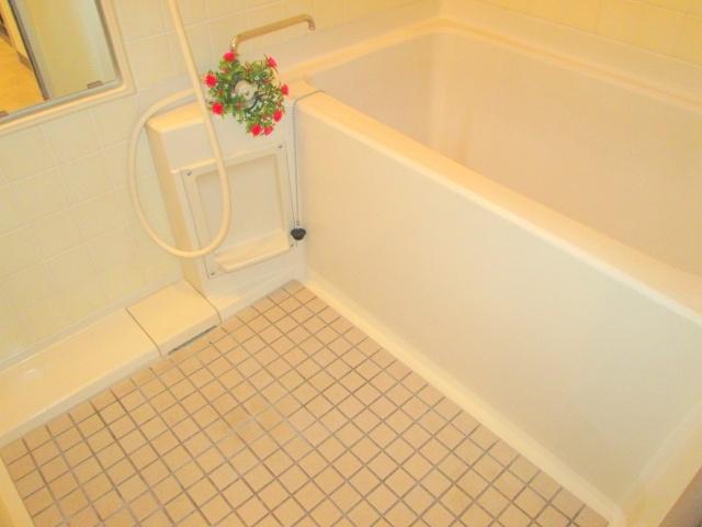 Bathroom. Warm is a bath of color!