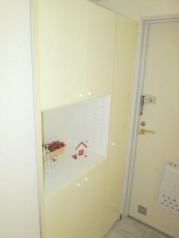 Entrance. It is a large-capacity storage can of shoe box