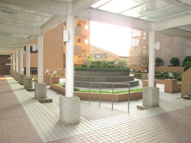 Other common areas. The courtyard and exit the entrance!