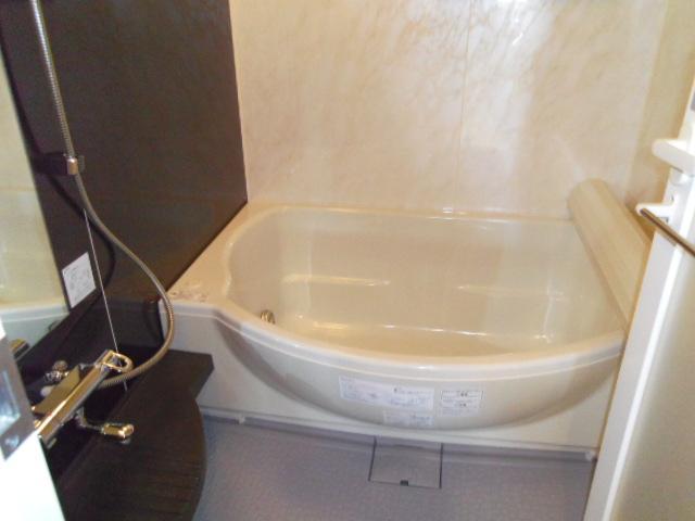 Bathroom. The room is beautiful. There is a window in the bathroom becomes a corner room!