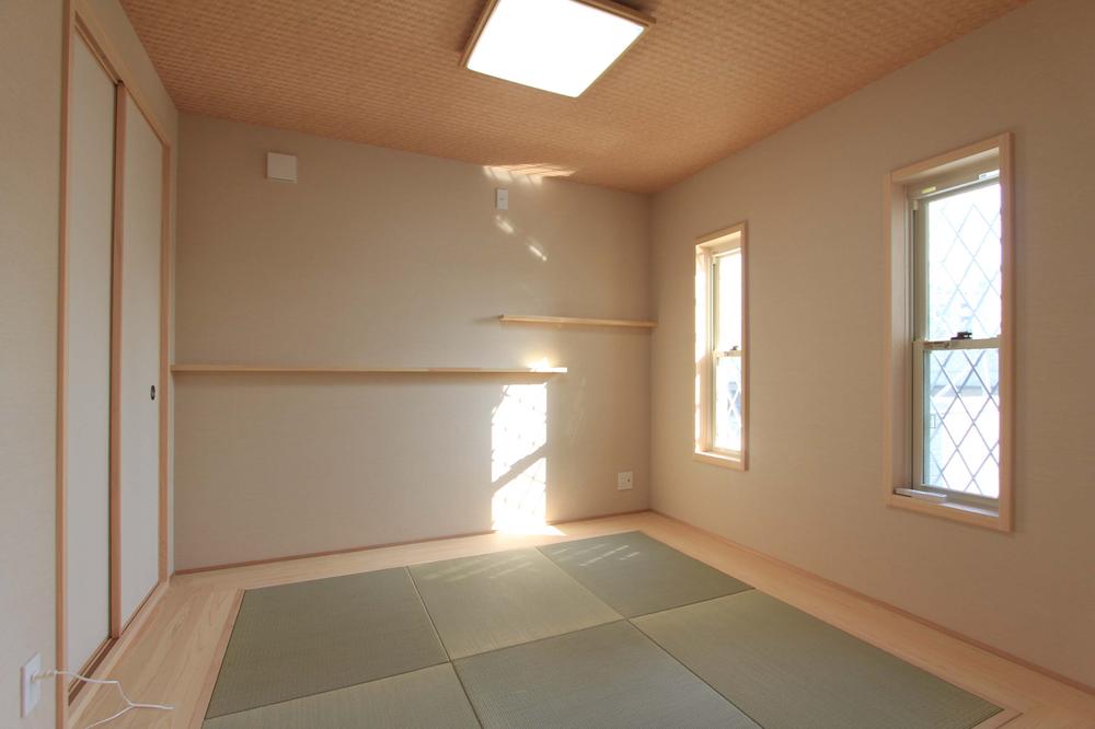 Building plan example (introspection photo). Bright Japanese-style room adjacent to the LDK. Adopt a stylish Ryukyu tatami! It attracts nature and family. It bounces more and more conversation