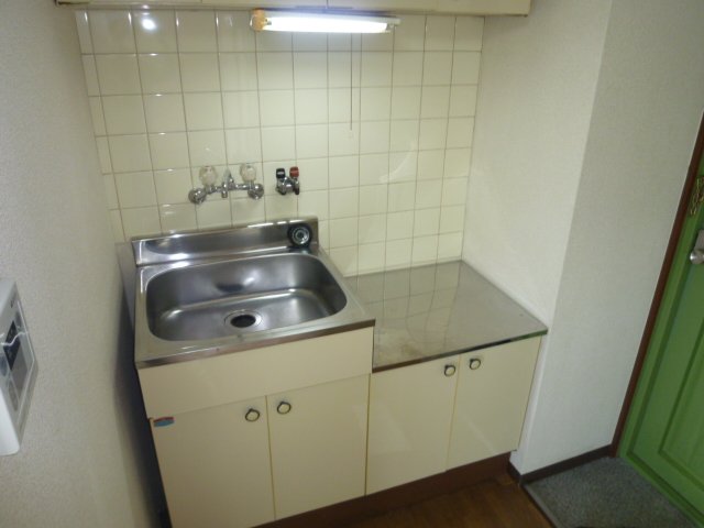 Kitchen. Gas stove can be installed