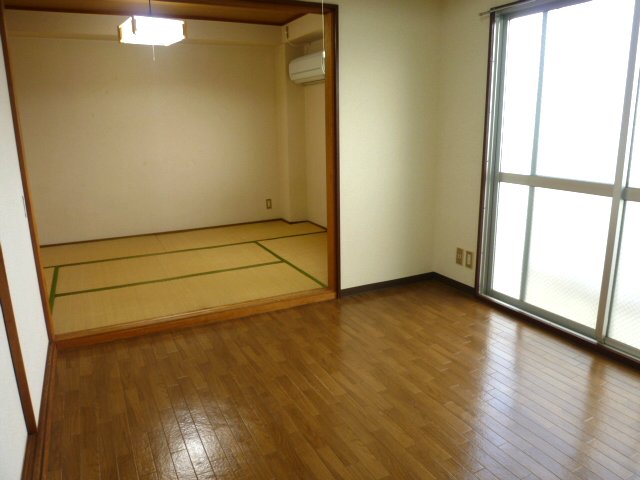 Living and room. Japanese-style room 6 quires ・ It is very wide and the Pledge DK6