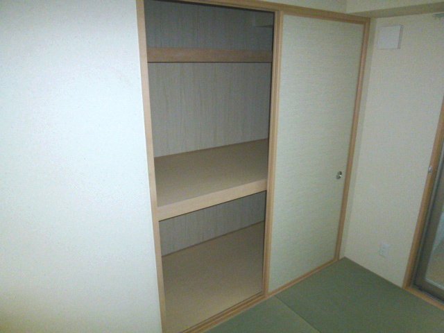 Receipt. It is a closet of the Japanese-style room.