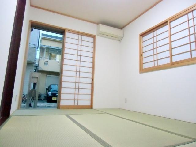 Non-living room. Japanese-style room is 6 quires