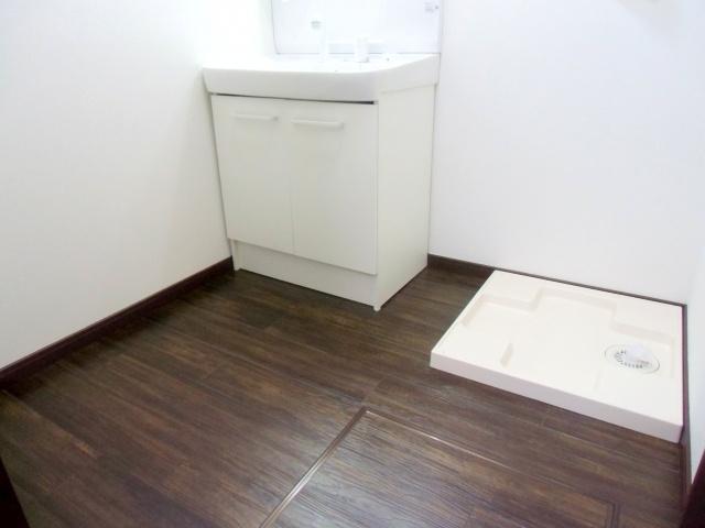 Wash basin, toilet. Spacious washroom