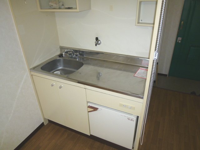 Kitchen. Gas stove can be installed. 