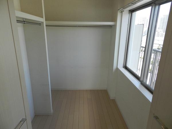 Non-living room. Ventilation good to walk-in closet It is with a window