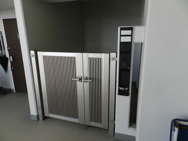 Entrance. Right is the entrance to enter the gates