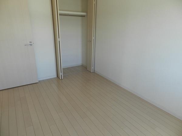 Non-living room. 6 Pledge Western-style from floor plan