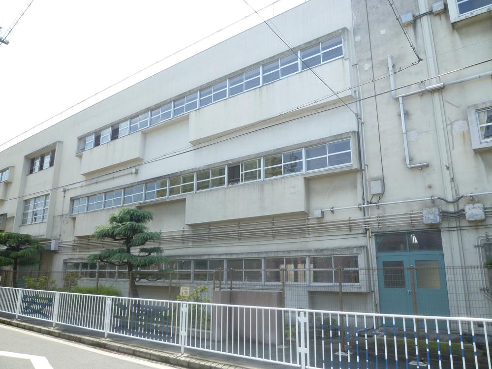 Primary school. The 400m a 5-minute walk from the Arakawa elementary school It is a safe distance even in the lower grades