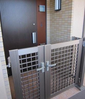 Entrance. Is the gateway to the single-family feeling.