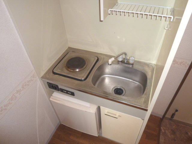 Kitchen. Stove ・ It is with a mini fridge.