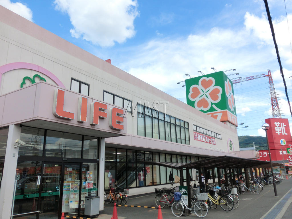 Supermarket. 674m up to life sacred Shinto tree branch store (Super)