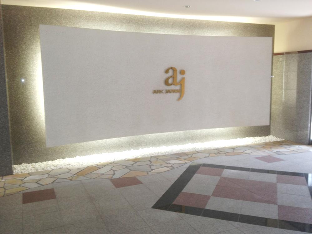 Entrance. Luxurious entrance