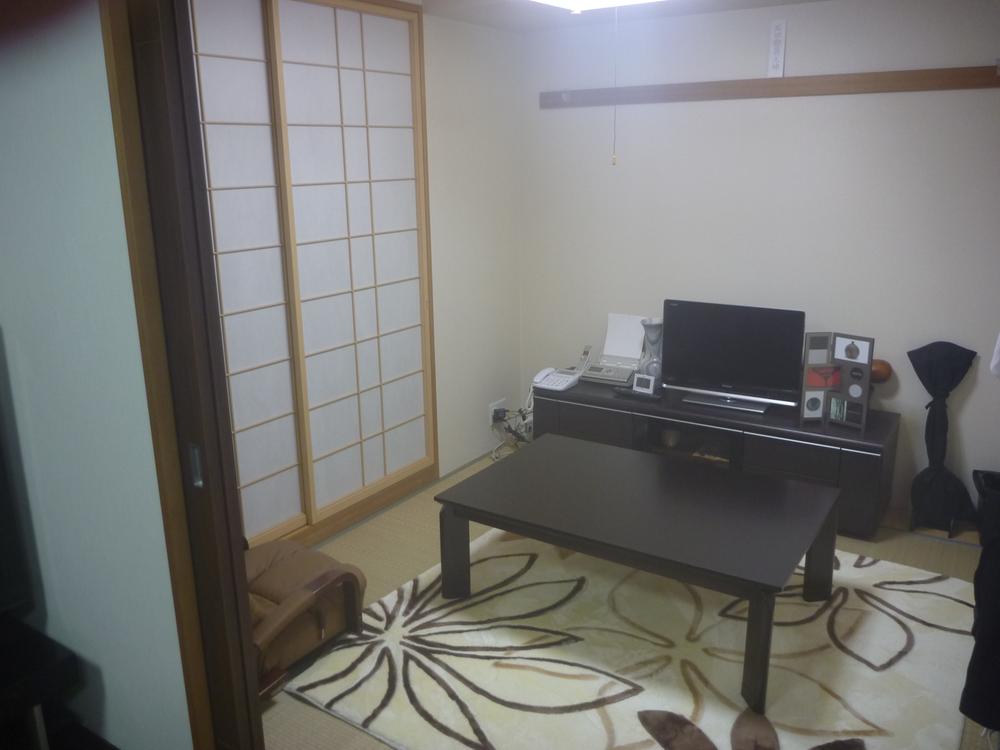 Non-living room. It is a beautiful Japanese-style room with a calm