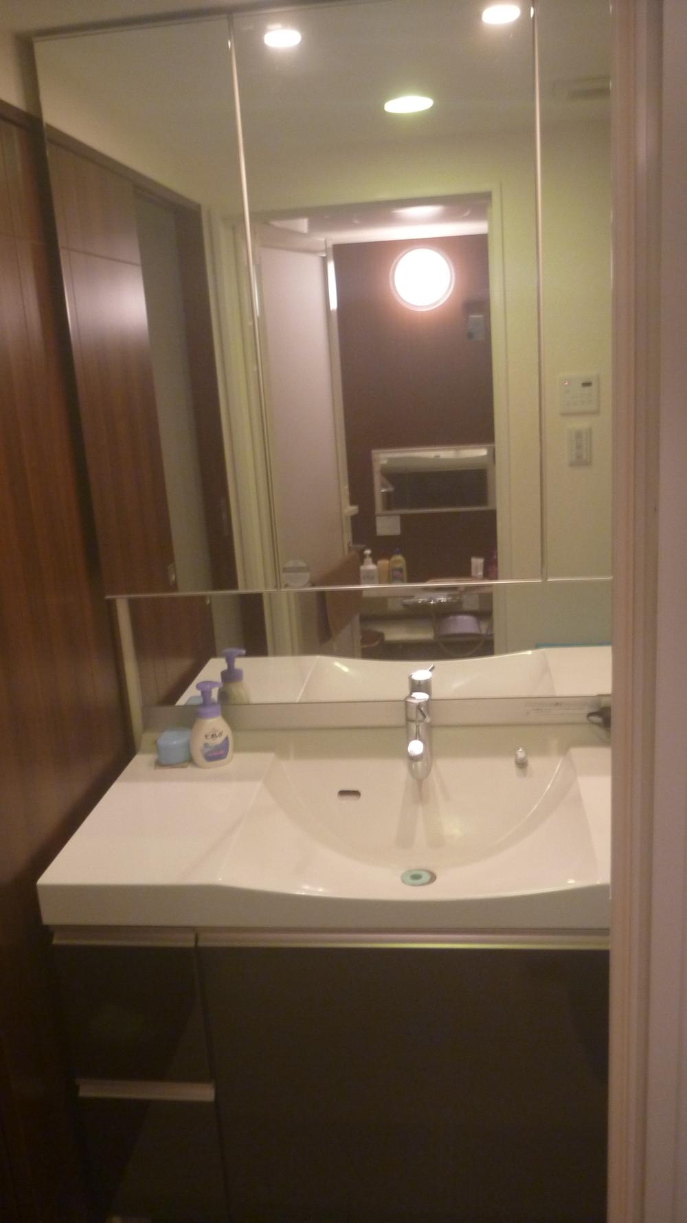 Wash basin, toilet. It is the washstand of a large mirror is very beautiful