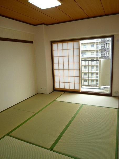 Non-living room. Japanese-style room ・ It is also a new pleasant tatami.