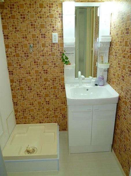 Wash basin, toilet. This had made also washstand.