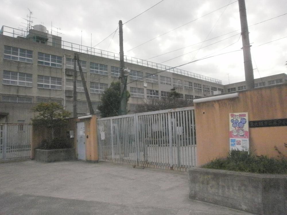 Primary school. Higashi-Osaka City Fujito up to elementary school 560m