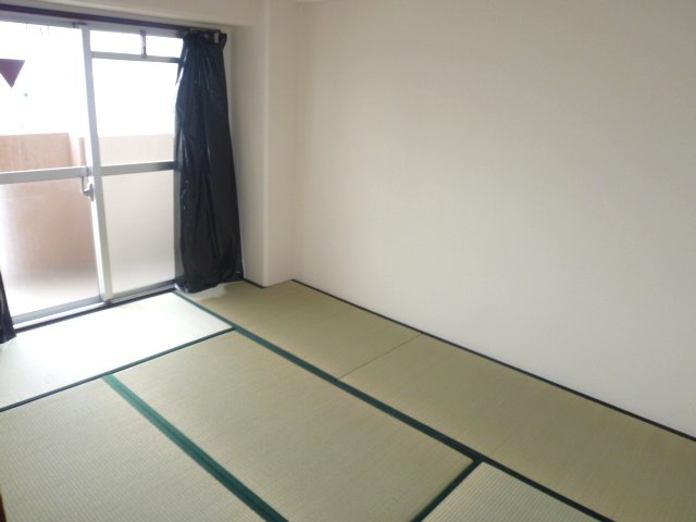 Other room space. Is a Japanese-style room with large windows facing south. 