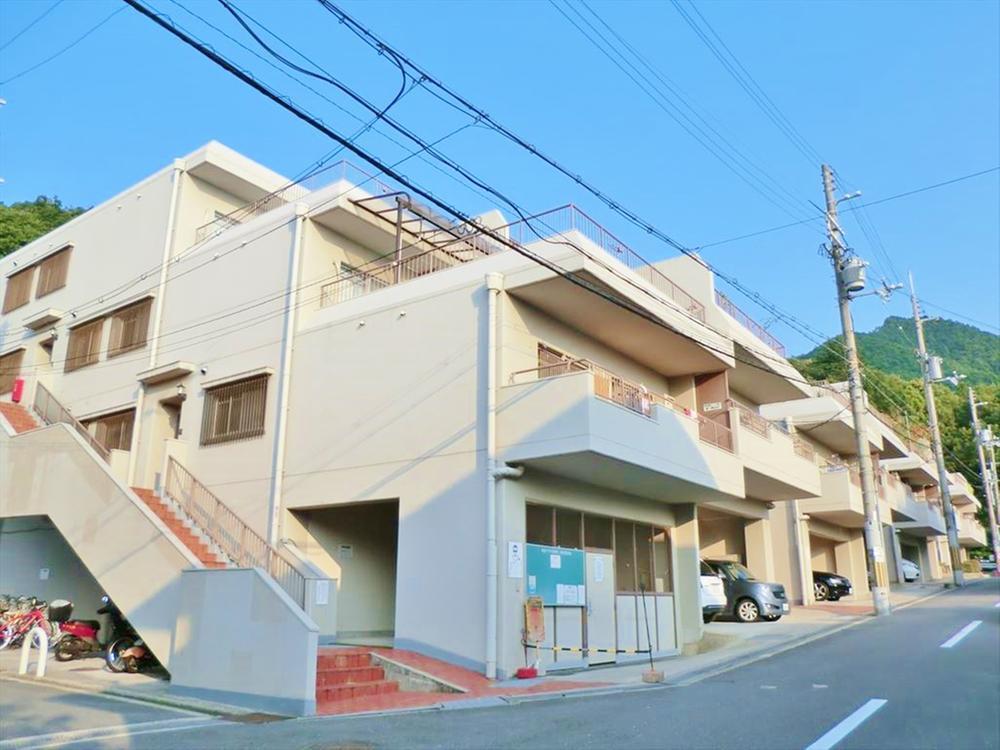 Local appearance photo. It is a quiet location in a low-rise residential area.  Please see hesitate to because it is an empty room.  (Payment example) monthly 28,480 yen 35 years pay.
