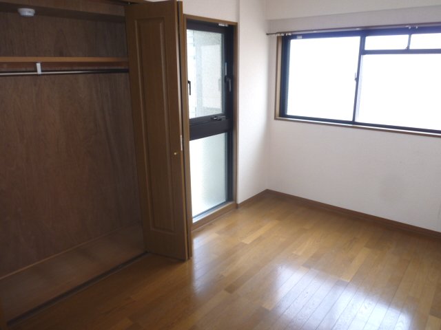 Other room space. The entrance side Western-style is also bright with large windows. 