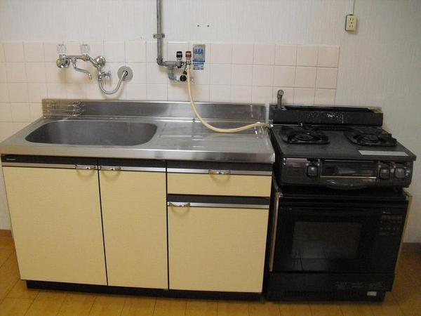 Kitchen. 2-neck with gas stove