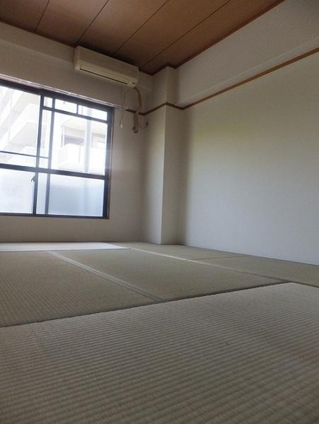 Other room space. Japanese-style room also bright