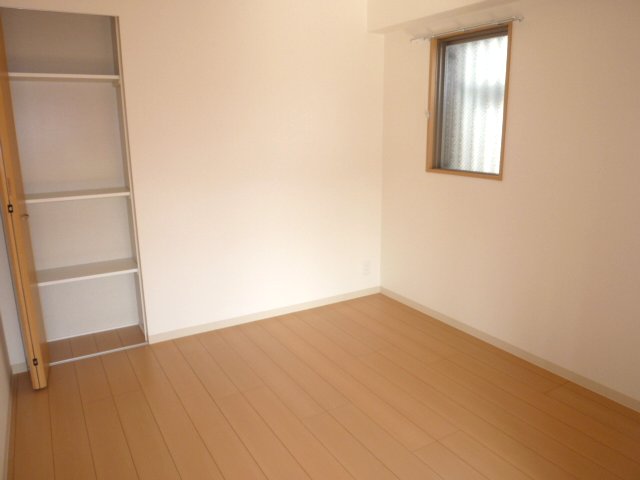 Other room space. Living room is next to the Western-style. Also attached properly accommodated.